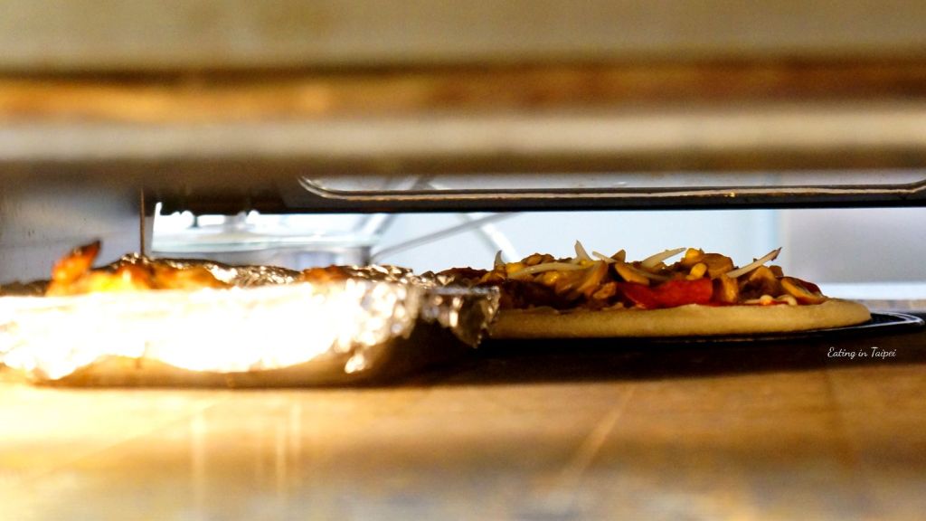 farina pizza farina deluxe in oven