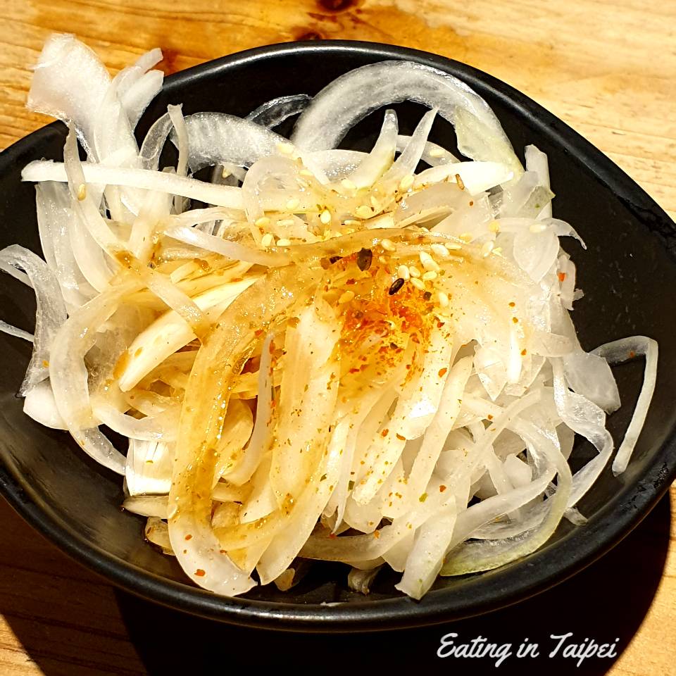 Thinly sliced onions with a soy sauce