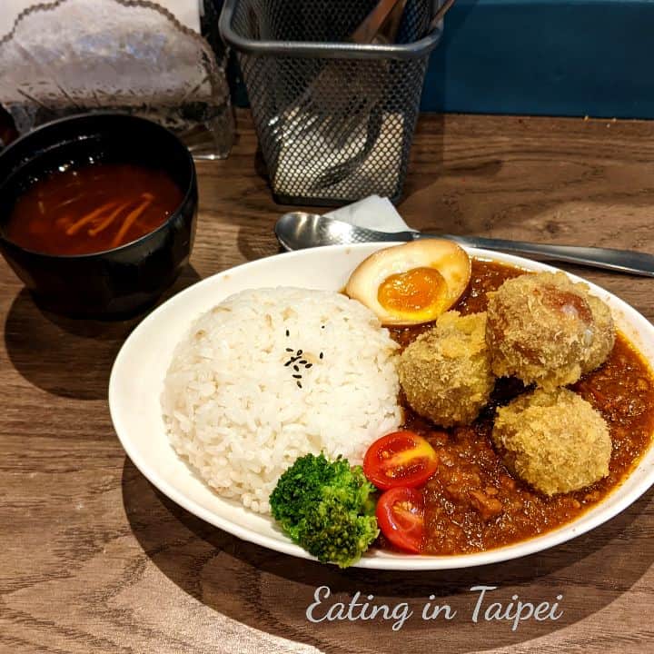 Chicken curry w/wagyu beef meatballs stuffed with cheese