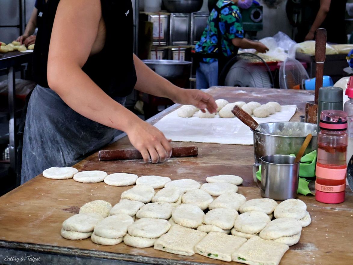 Shilin night market Changs Shaobing preparing