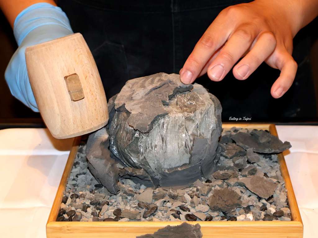 Silks Place Tainan Infinity Buddha jumps over the wall unwrapping