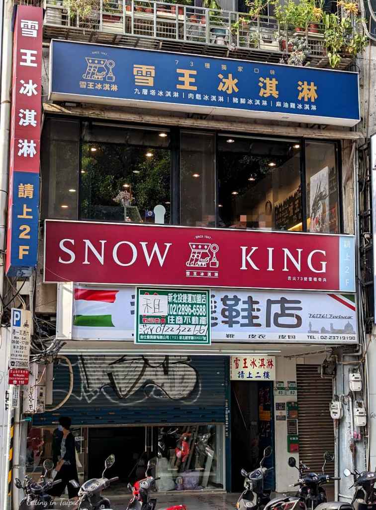 Snow King Ice Cream outside